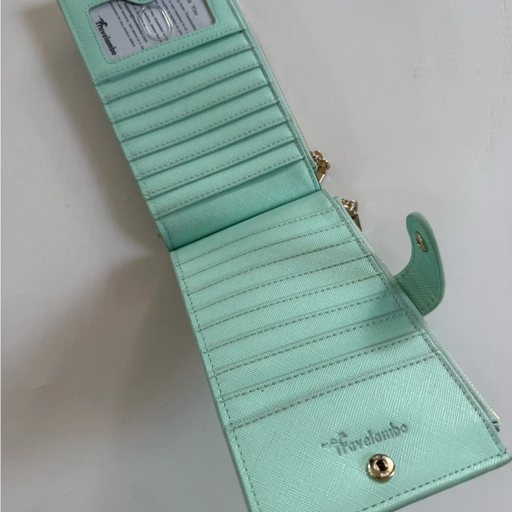 Travelambo Mint Green Women's Travel Wallet NWOT Vacation Pastel Card Holder